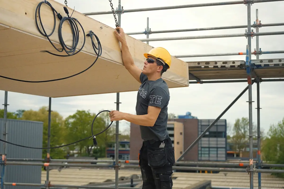 Still_15 EcoFab - 01 Plaatsing houten casco TerugWINwoning_stekkerbaar.jpg