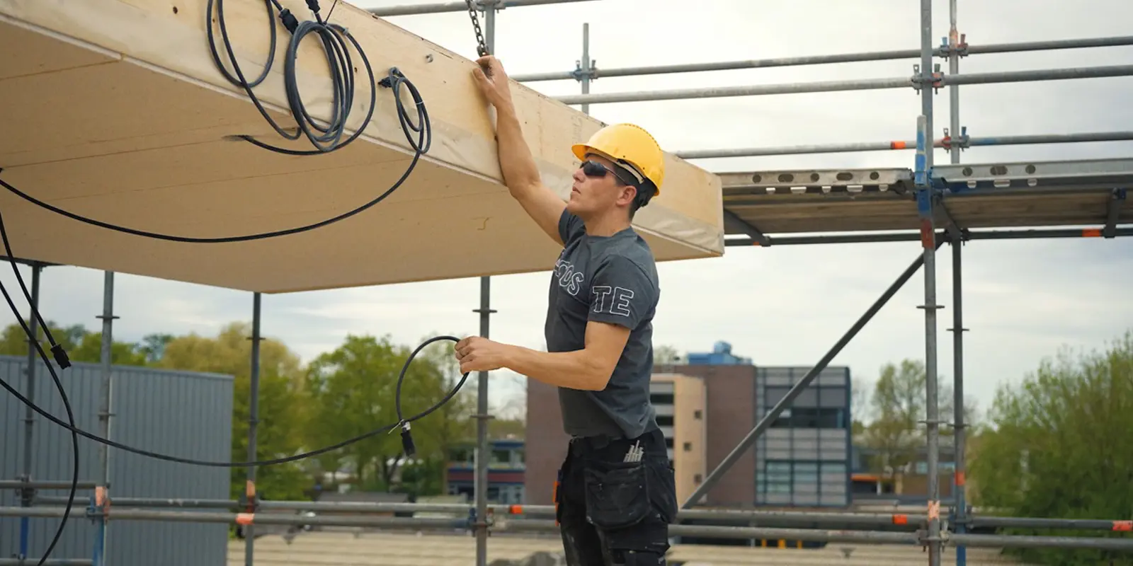 Still_15 EcoFab - 01 Plaatsing houten casco TerugWINwoning_stekkerbaar.jpg