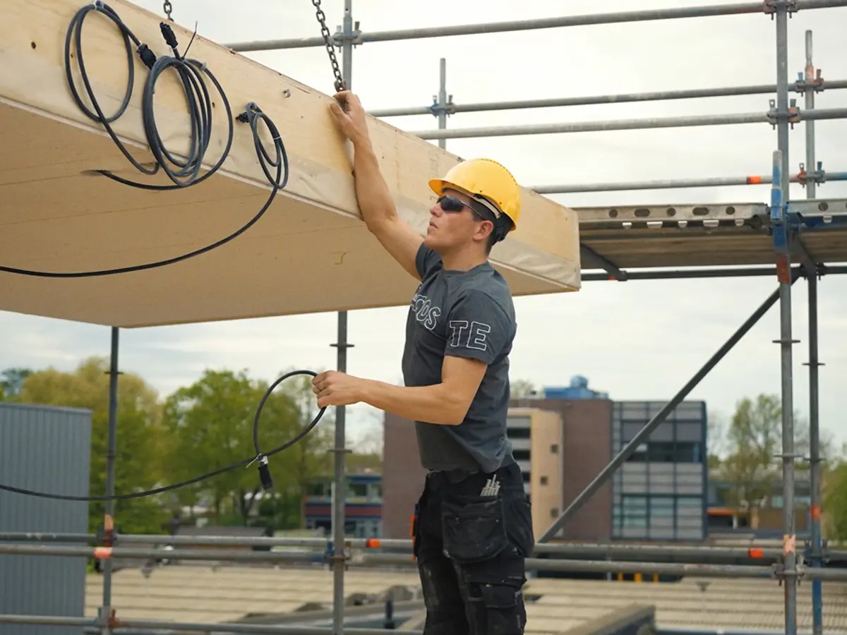 Still_15 EcoFab - 01 Plaatsing houten casco TerugWINwoning_stekkerbaar.jpg