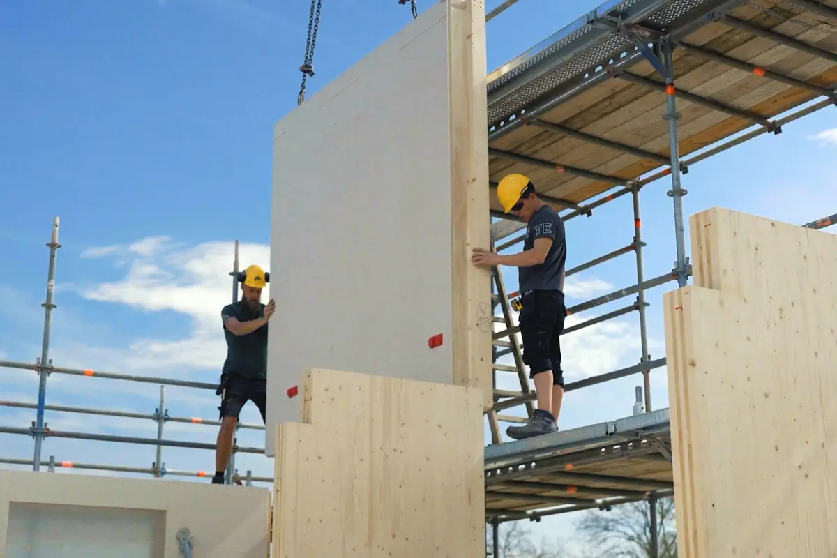 Still_05 EcoFab - 01 Plaatsing houten casco TerugWINwoning_NIET GEBRUIKEN ONVEILIG.jpg