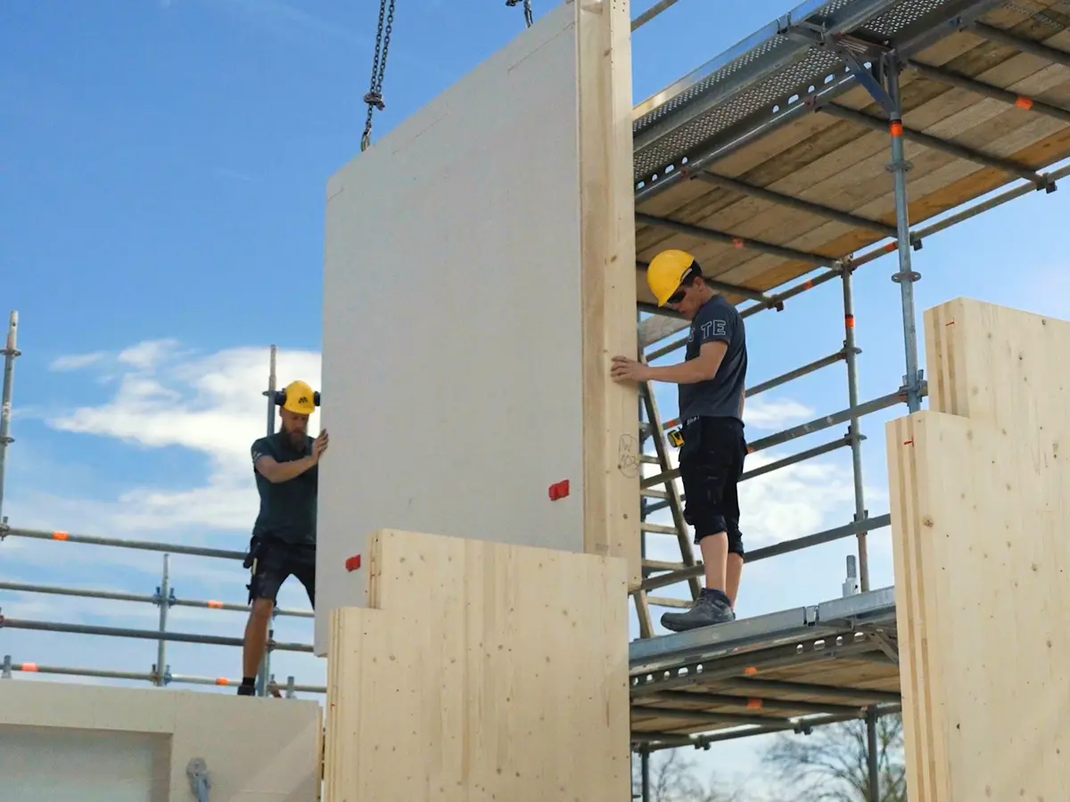 Still_05 EcoFab - 01 Plaatsing houten casco TerugWINwoning_NIET GEBRUIKEN ONVEILIG.jpg