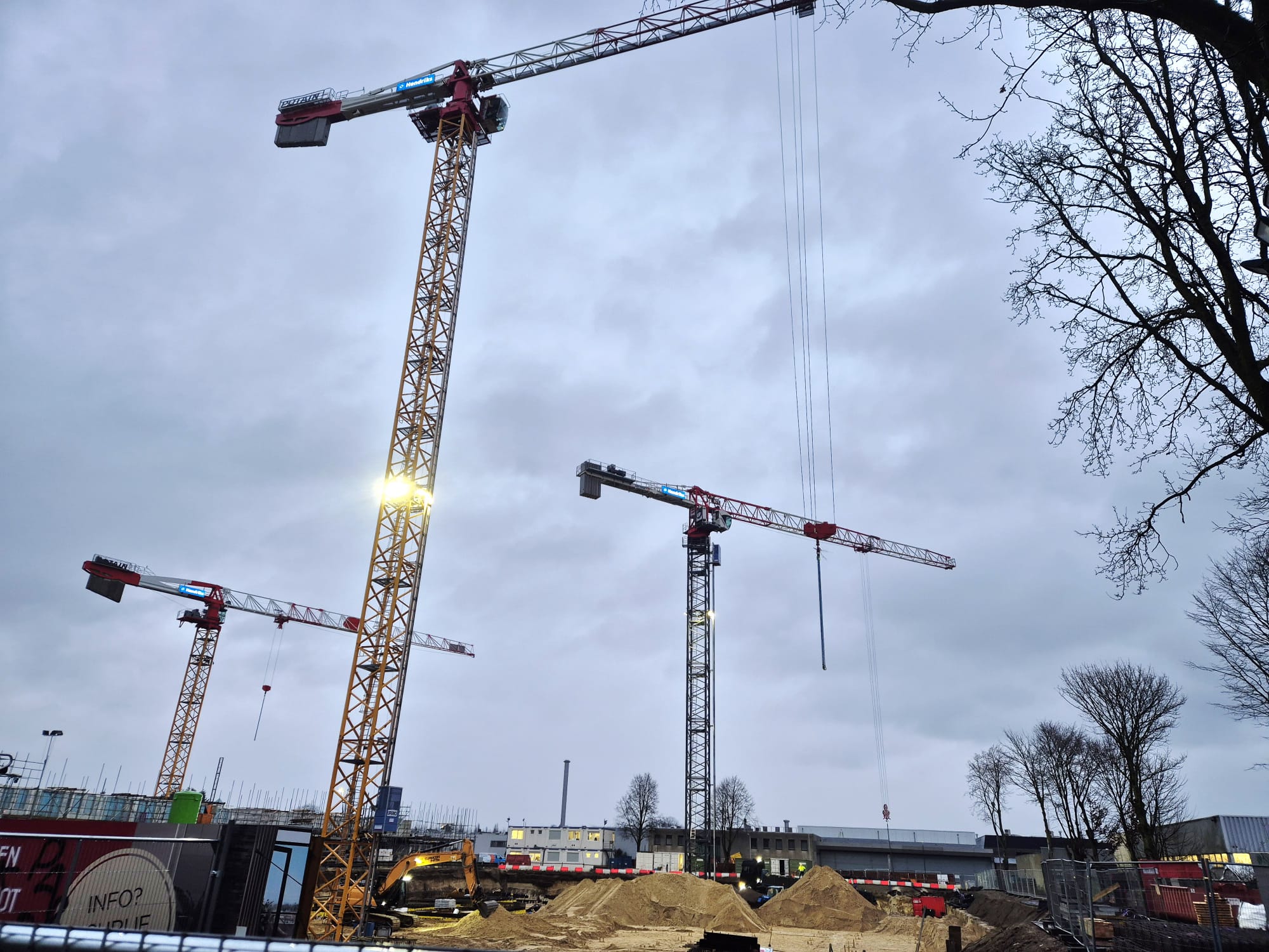 Drie torenkranen Rosso